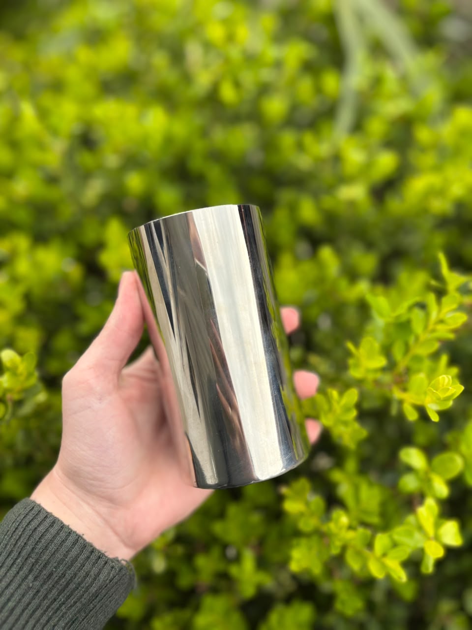 Copo térmico de inox de 500 ml para tererê segurado na mão