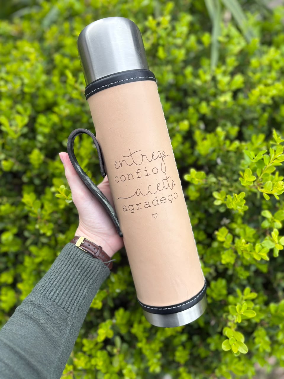 Garrafa térmica de um litro com capa de couro natural gravada à mão