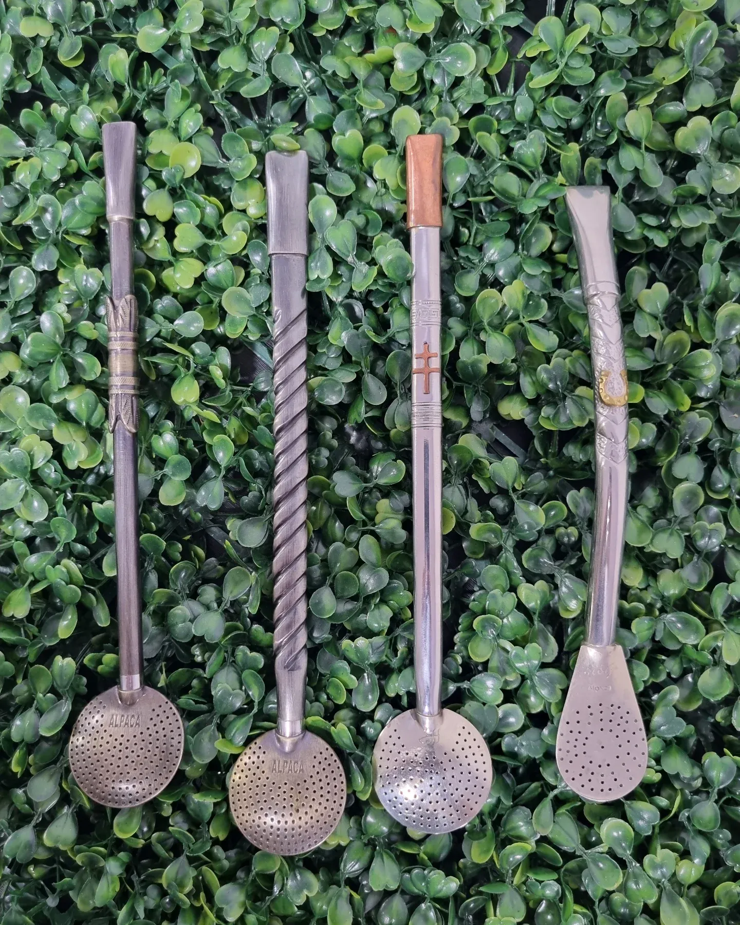 Quatro bombas de alpaca com cabos trabalhados para chimarrão